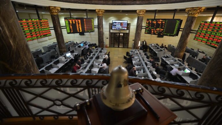 قاعة تداول البورصة المصرية وشاشات المؤشرات