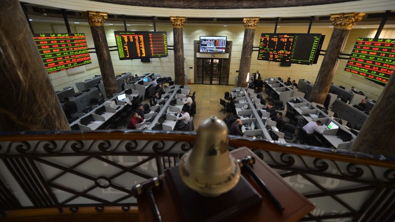 قاعة تداول البورصة المصرية وشاشات المؤشرات