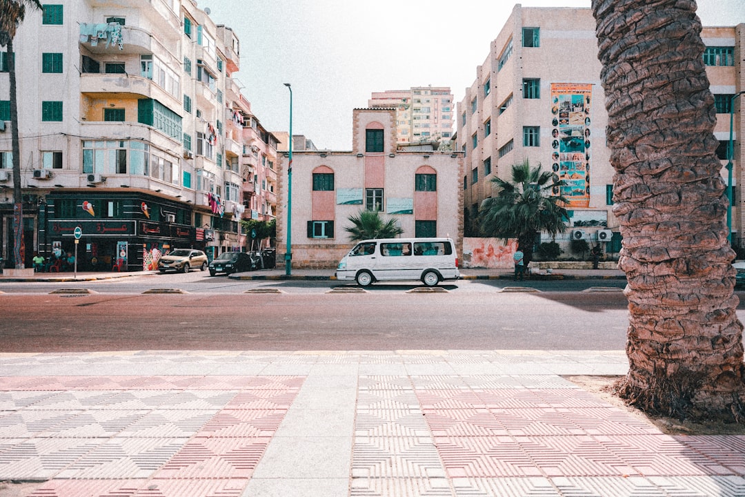 سيارة سرفيس في أحد شوارع الإسكندرية