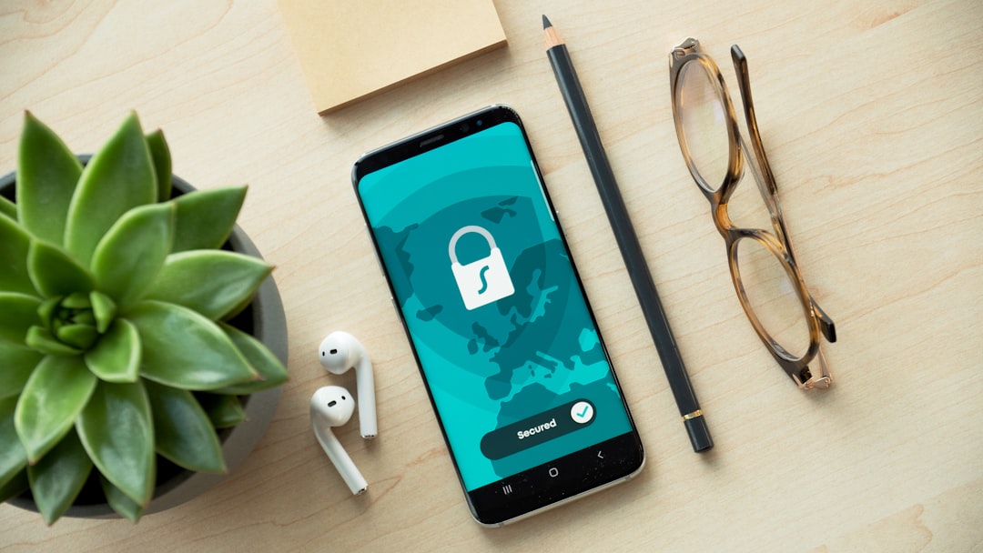 هاتف ذكي وتقنيات مرتبطة بالأمن الرقمي والاحتيال الإلكتروني