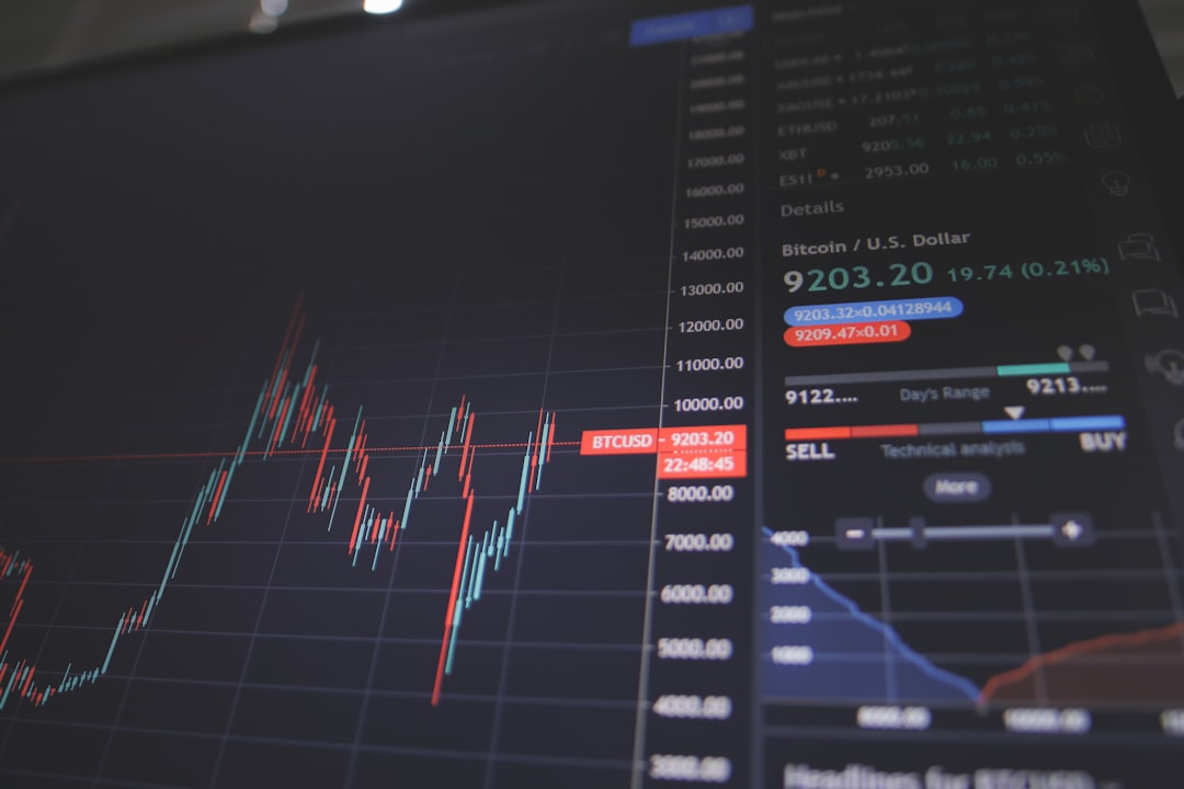 شاشات تداول وأسعار تمثل حركة الأسواق المالية