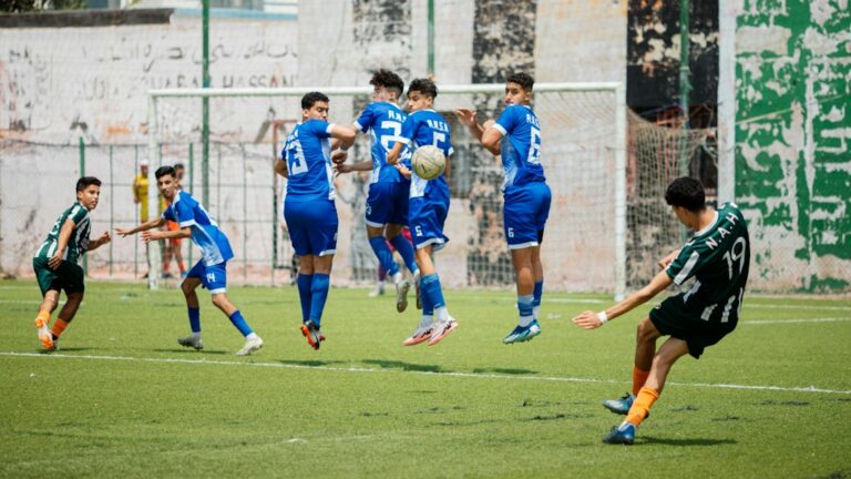 لاعب كرة قدم أثناء مباراة