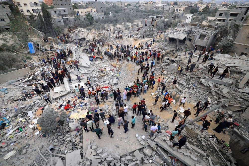 غارة إسرائيلية على غزة تسفر عن استشهاد فلسطينيين وإصابة 13 آخرين