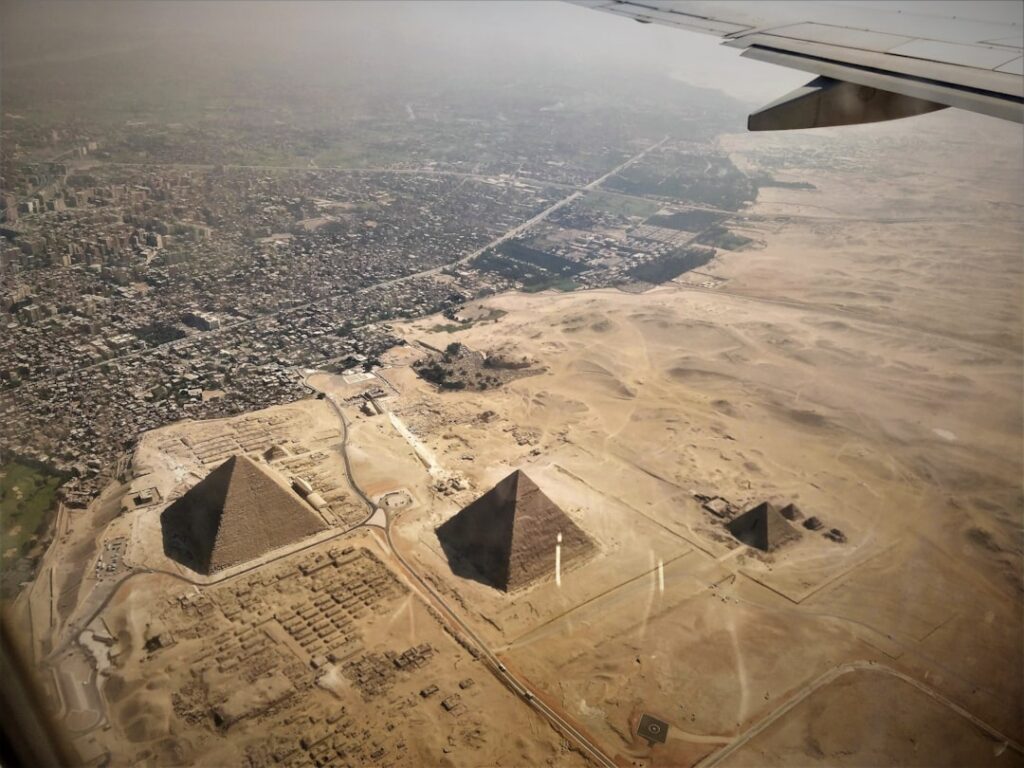 طائرة مصرية في أجواء القاهرة