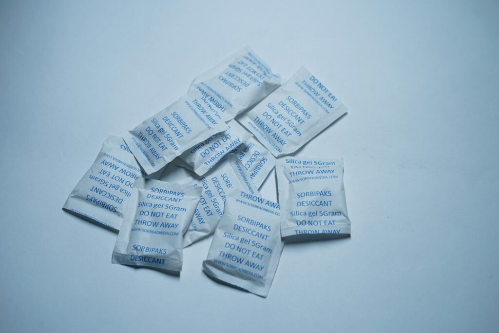 أكياس سيليكا جل ماصة للرطوبة؛ صورة توضيحية، تصوير Desiccant paks