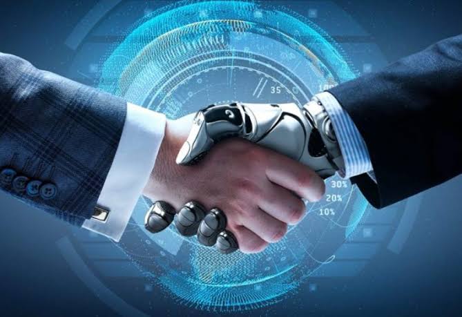 مصافحة بين يد بشرية ويد روبوت على خلفية رقمية زرقاء ترمز إلى الذكاء الاصطناعي