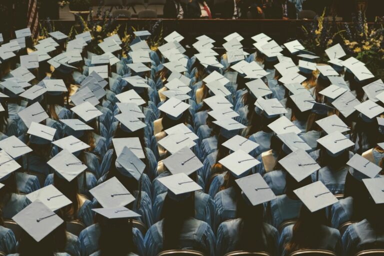 خريجون خلال حفل تخرج جامعي