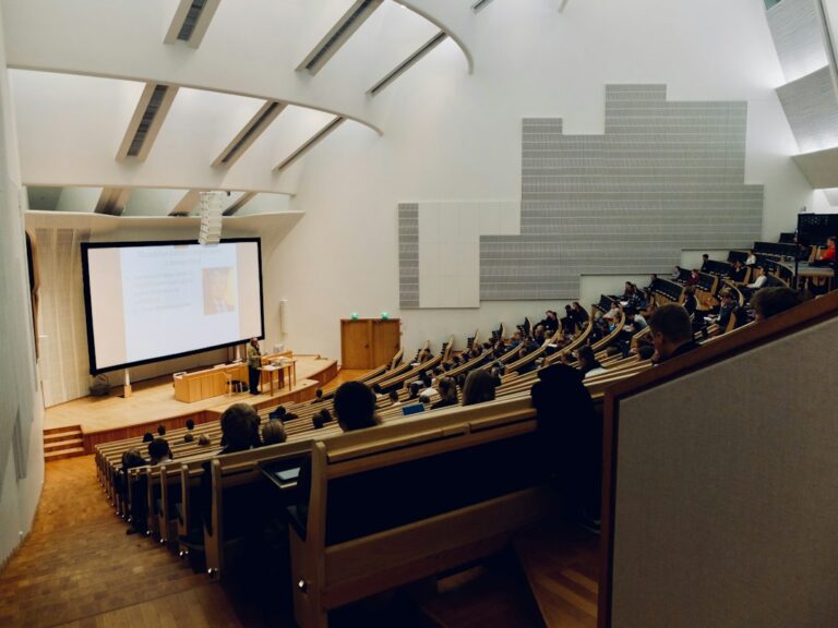 صورة توضيحية لطلاب داخل قاعة جامعية