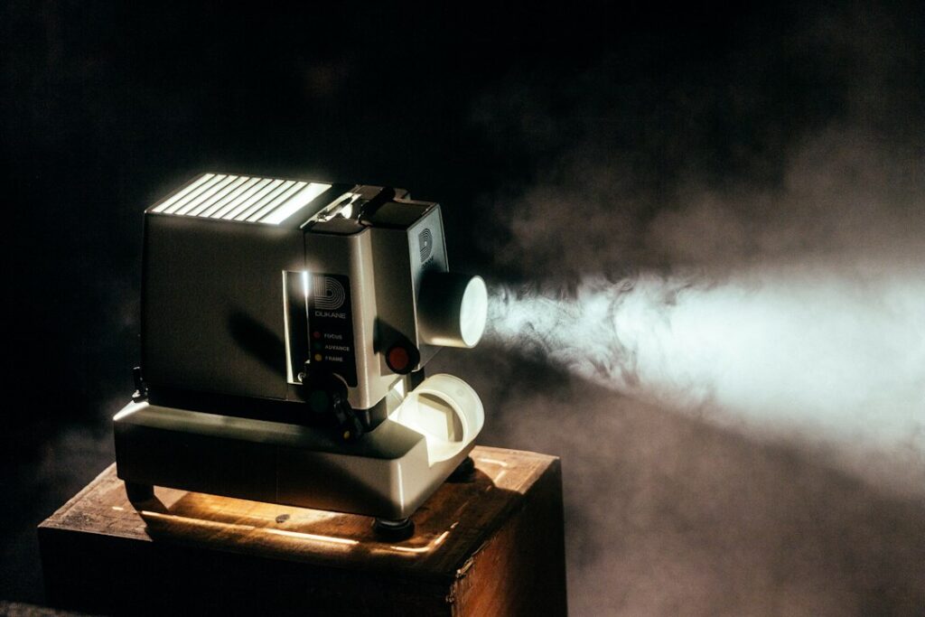 صورة توضيحية لجهاز عرض سينمائي في قاعة عرض